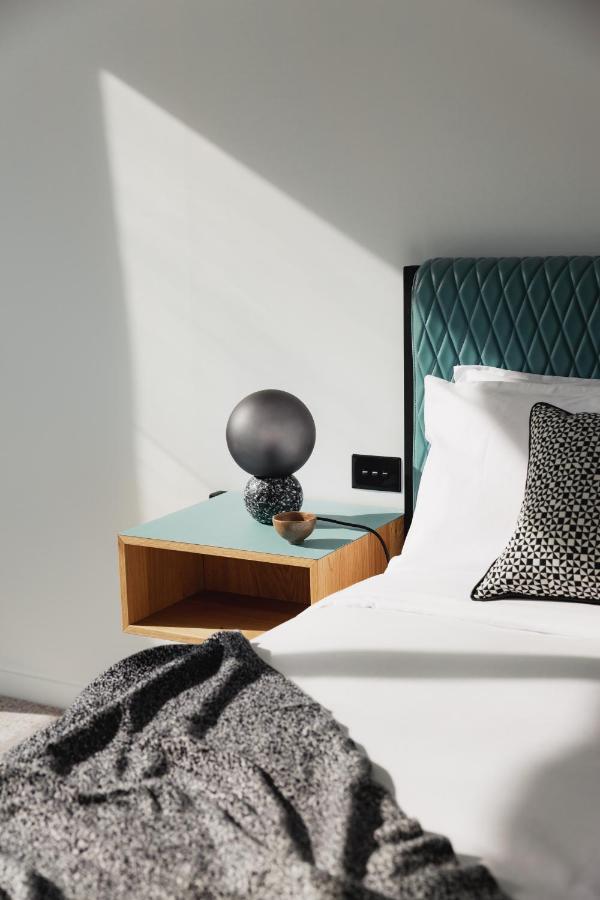 Ebb-ดะนีดิน ภายนอก รูปภาพ A bedside table