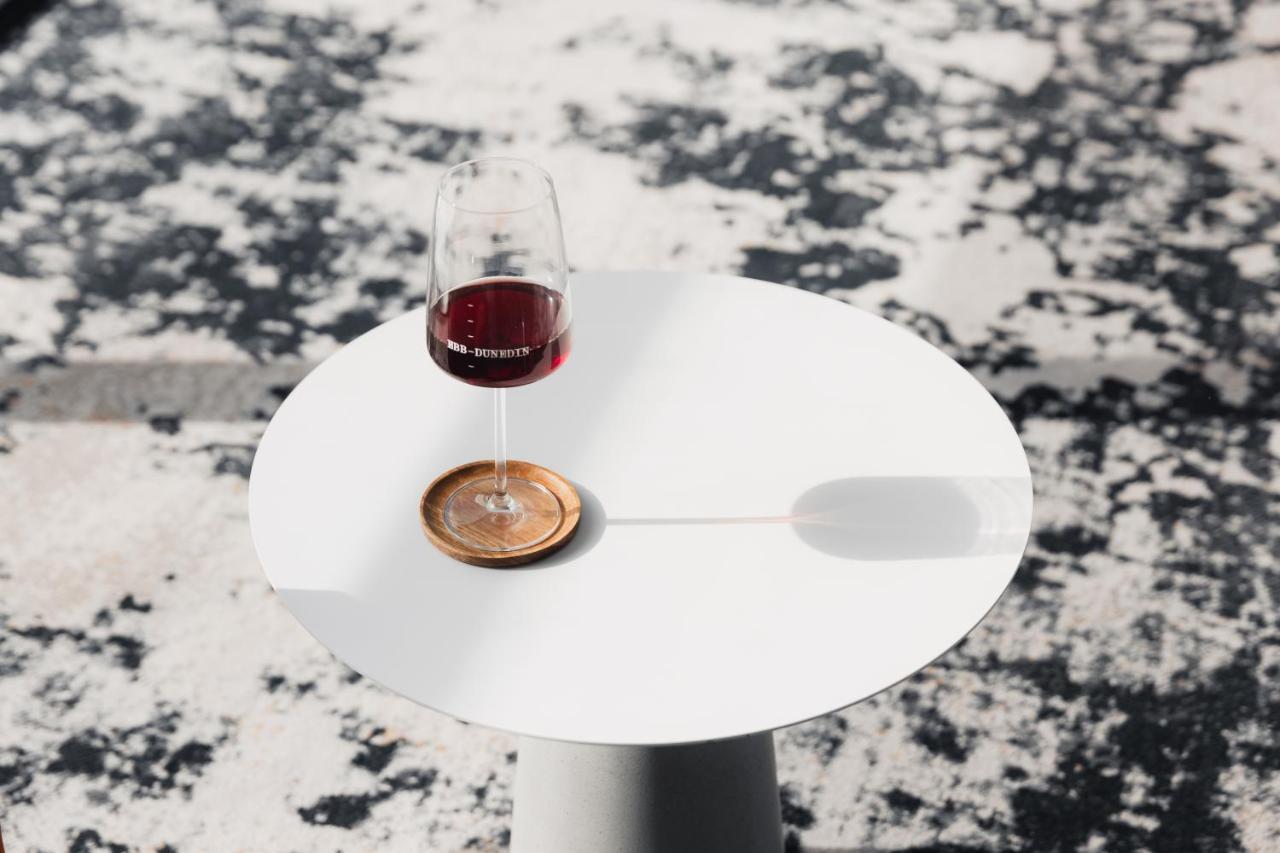Ebb-ดะนีดิน ภายนอก รูปภาพ A wine glass coaster