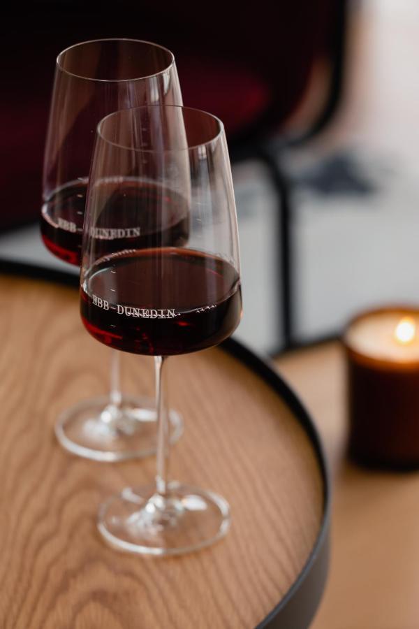 Ebb-ดะนีดิน ภายนอก รูปภาพ A glass of red wine