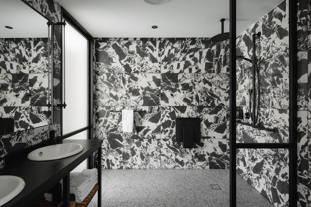 Ebb-ดะนีดิน ภายนอก รูปภาพ Bathroom with terrazzo tiles