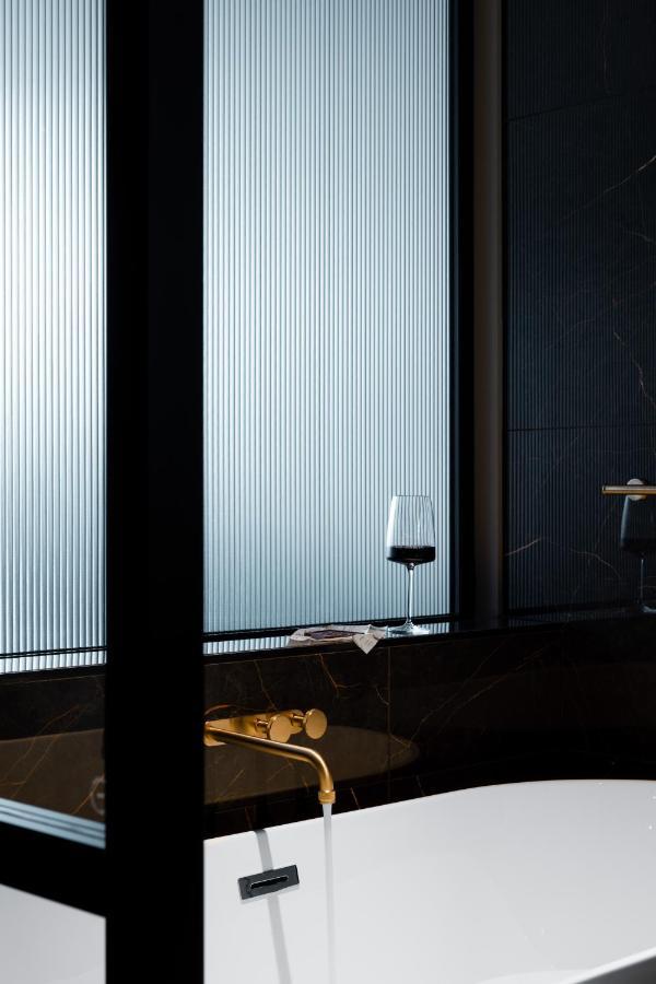 Ebb-ดะนีดิน ภายนอก รูปภาพ A glass of wine