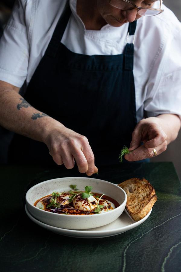 Ebb-ดะนีดิน ภายนอก รูปภาพ A chef preparing a dish