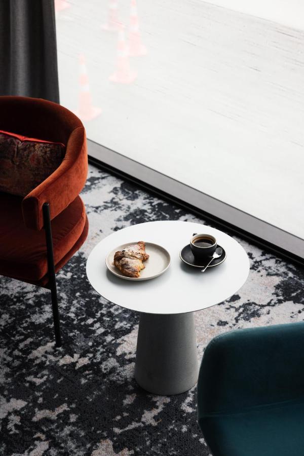 Ebb-ดะนีดิน ภายนอก รูปภาพ A coffee table with a coffee cup and a pastry